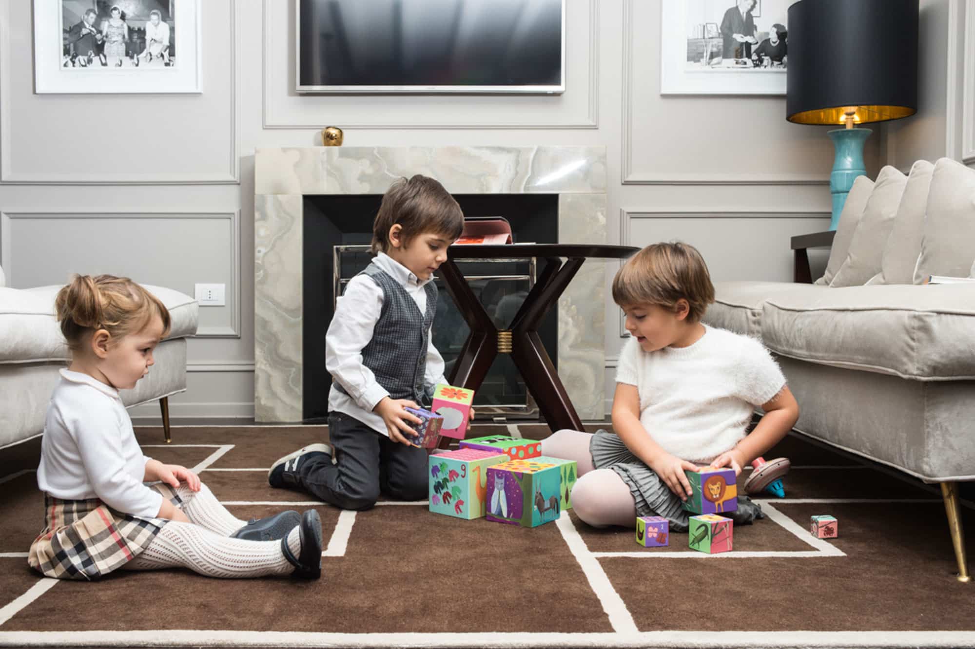 lungarnoCollection_portraitFirenze_familySuite_livingroom_children2