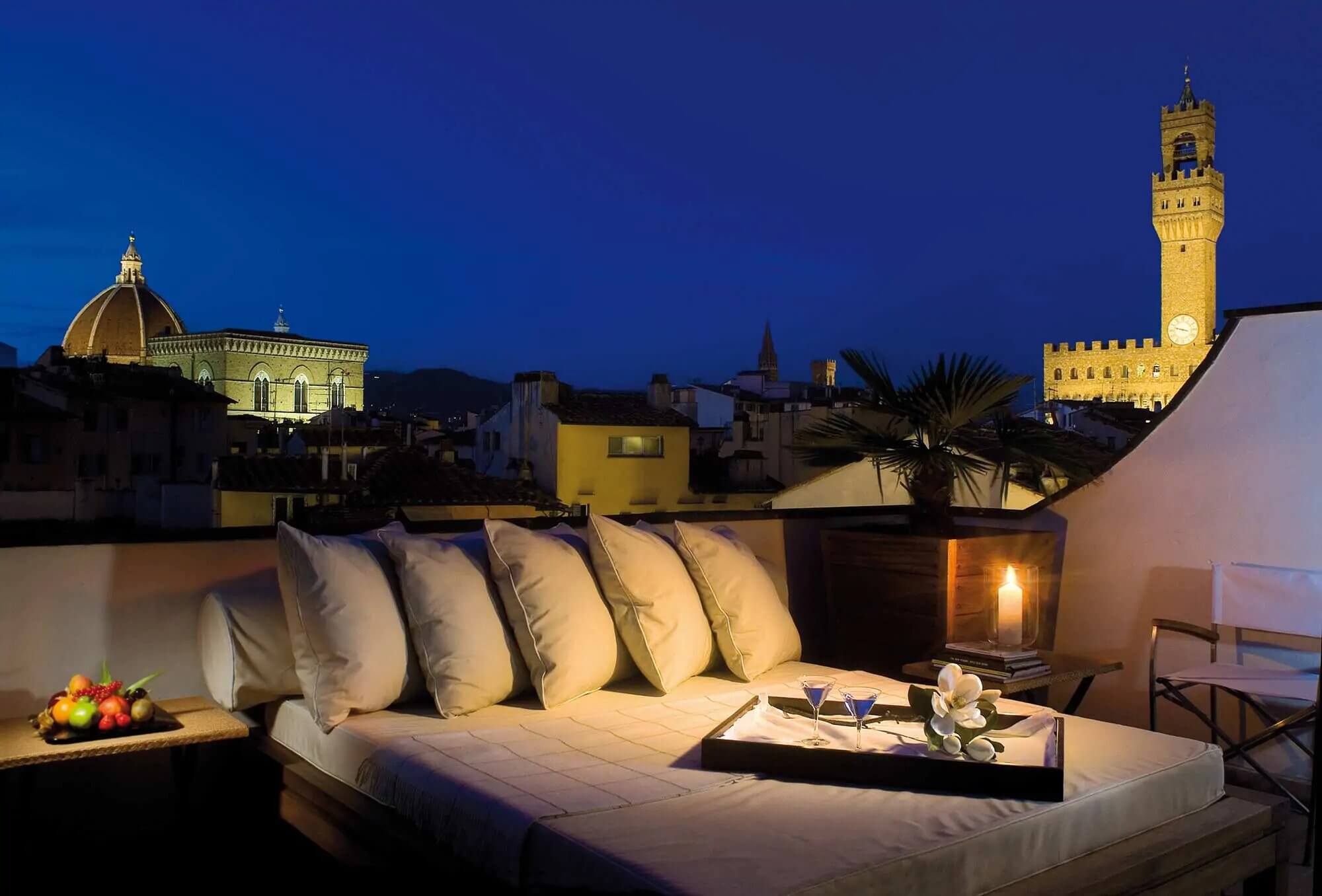 lungarnoCollection_GalleryHotelArt_PenthouseSanMiniato_terrace_hero
