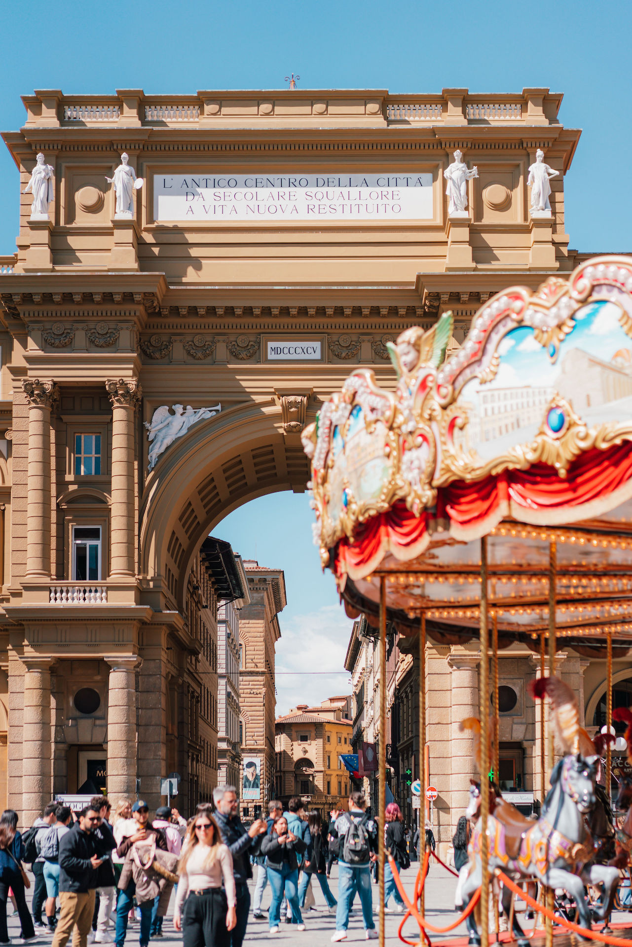 piazzaDellaRepubblicaPortraitFirenze0099