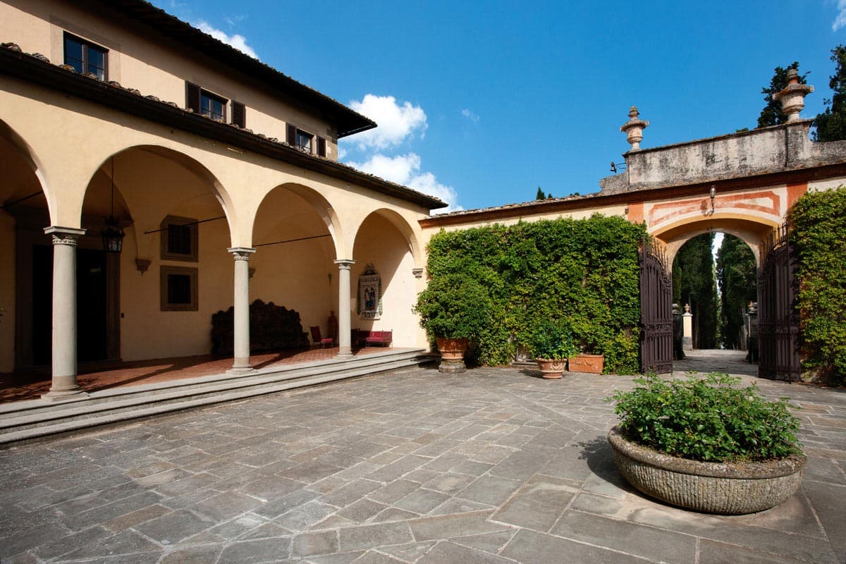 lungarnoCollection_villaLeRose_gardenEntrance